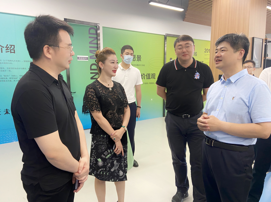 青島市市南區(qū)王鋒書記蒞臨九天微星指導工作，希望加快緊密合作的步伐，發(fā)揮衛(wèi)星應用技術(shù)重要價值